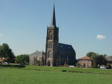 Wijchen-Batenburg : Molendijk, Bildmitte, die neue römisch-kath. St. Victor-Kirche in Batenburg